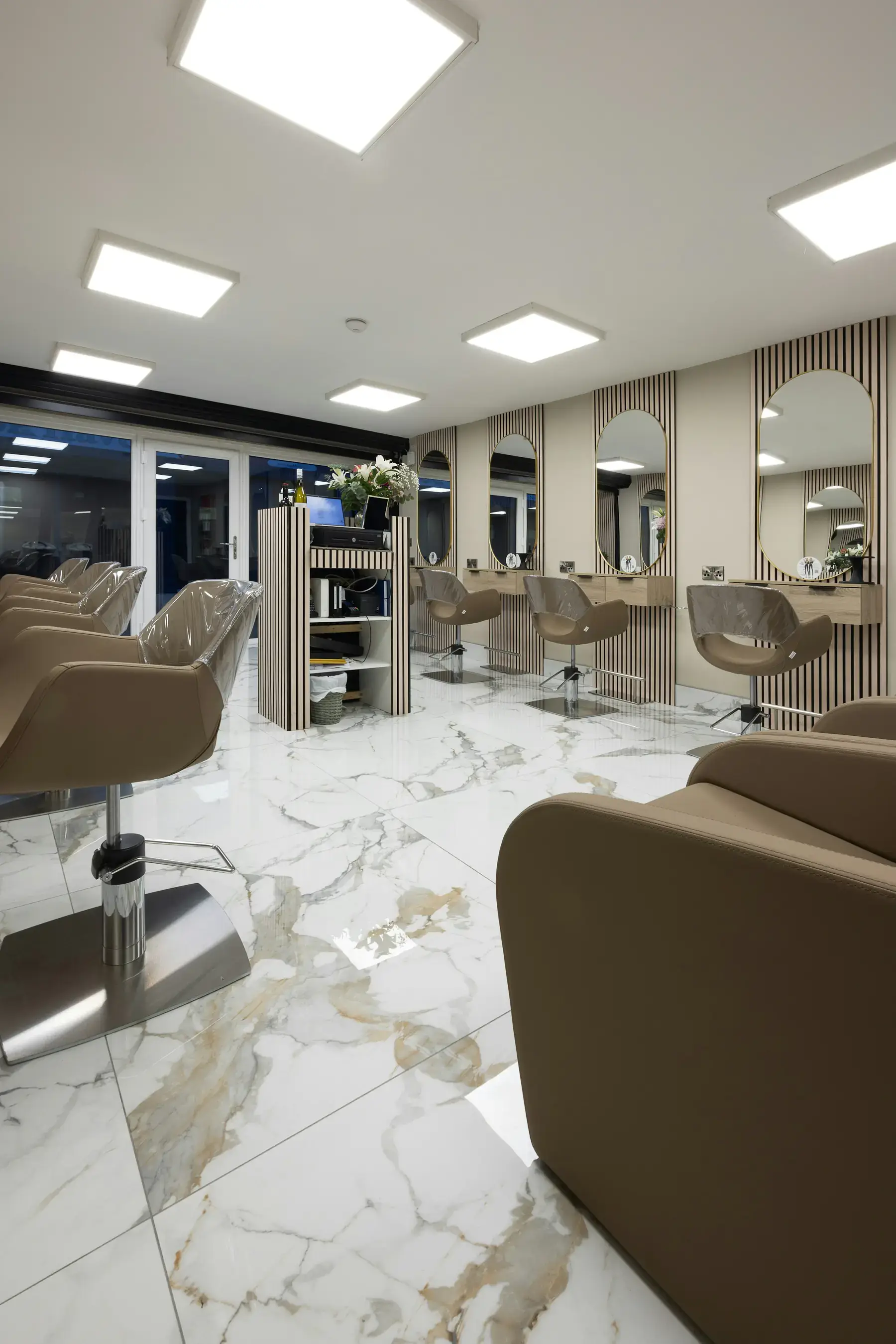 Le salon, chaises et miroirs, en lumière naturelle